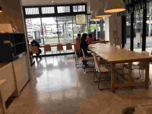 広々として明るい店内