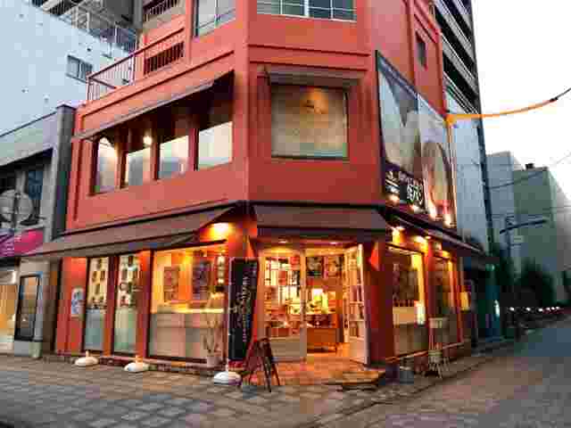 お洒落な外観の2階建てのパン屋さん