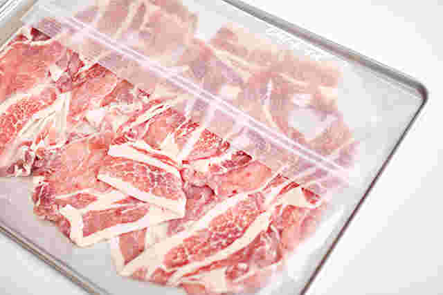 金属トレイに乗せた肉