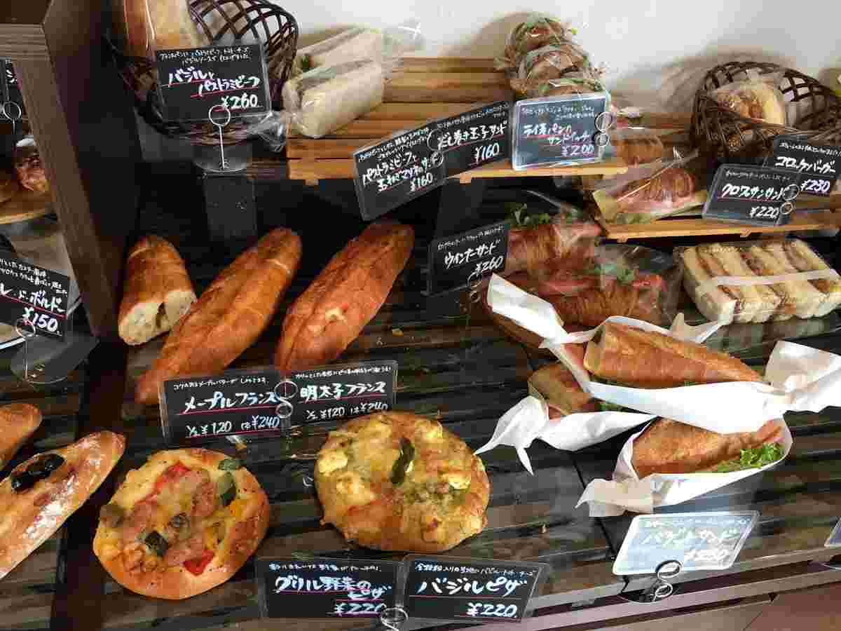 フランスパンから総菜パンまで様々なパンが並ぶ