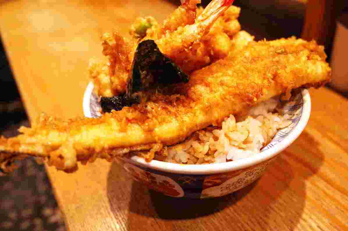 丼からはみ出る穴子天ぷら