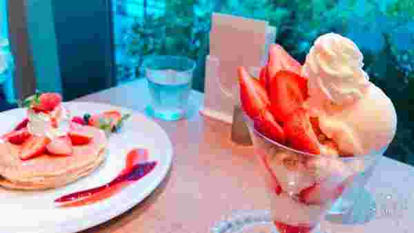 あまおうパフェとパンケーキ