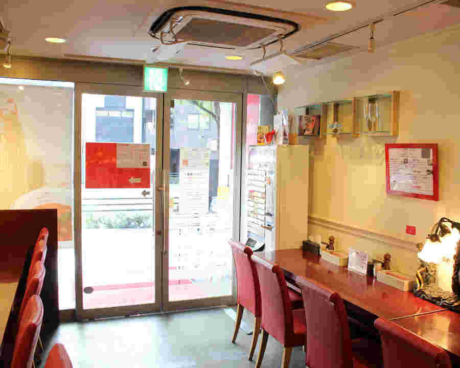 赤と白を基調としたお洒落な店内