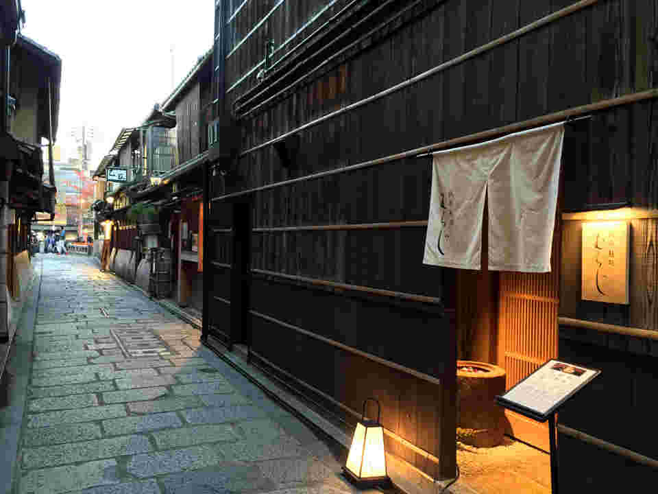 石畳の情緒あるお店の外観