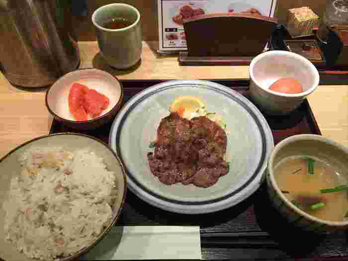 牛タン朝定食と明太子セット