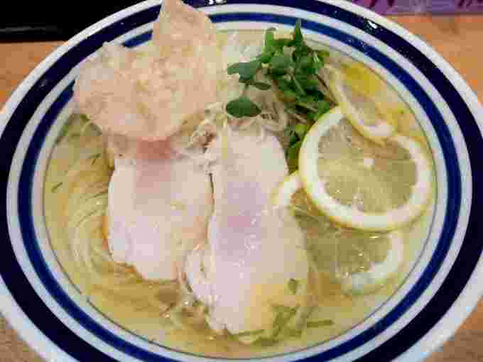 透き通ったスープに浮かべられた輪切りの檸檬のラーメン