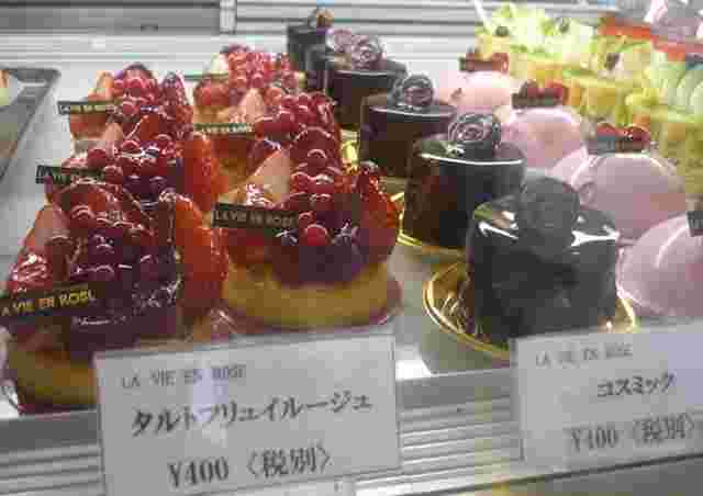 ラヴィアンローズのショーケースのケーキ