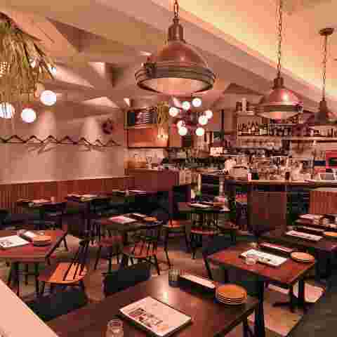 コーデュロイ カフェ KITTE博多店店内