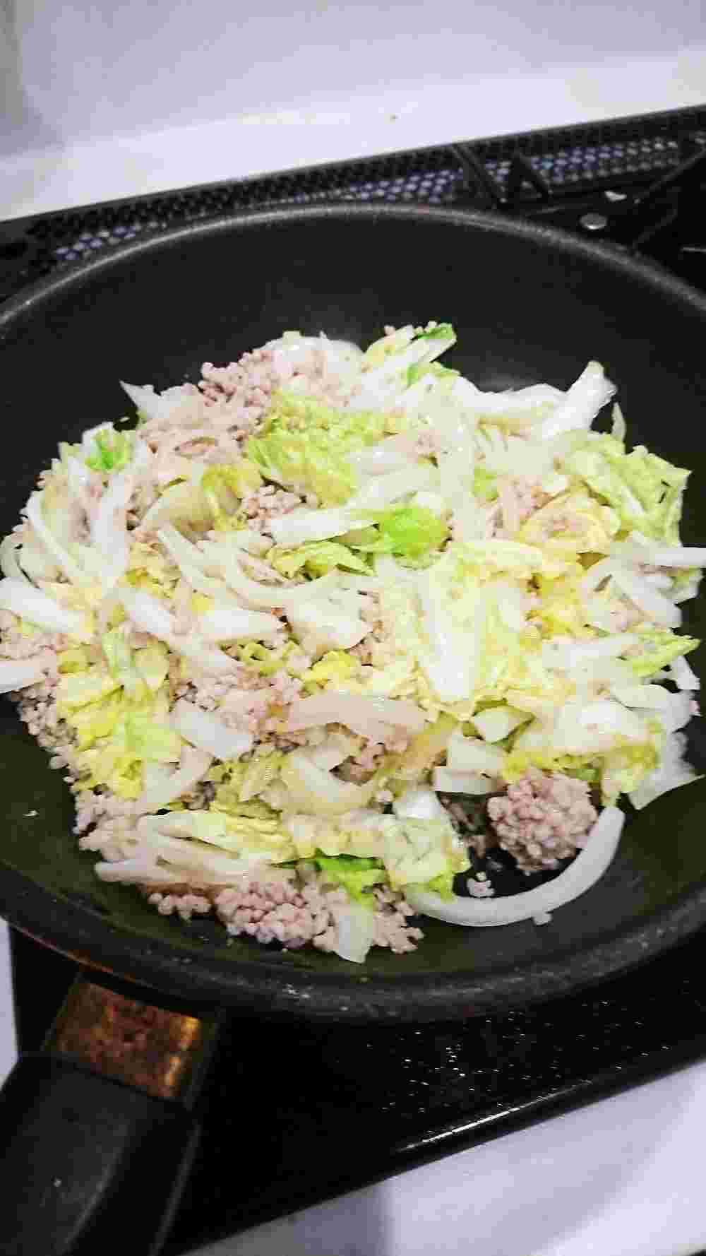 炒めている具材