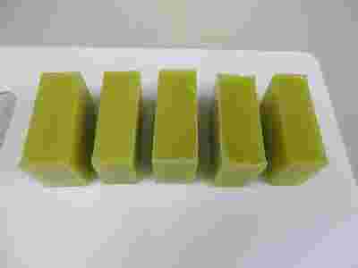 アボカドオイルで作った抹茶色の石鹸がまな板の上でカットされた様子