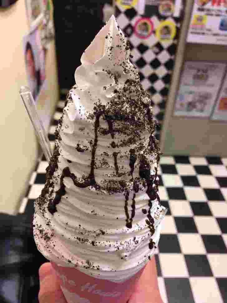 チョコソースのかかった激盛り生クリーム