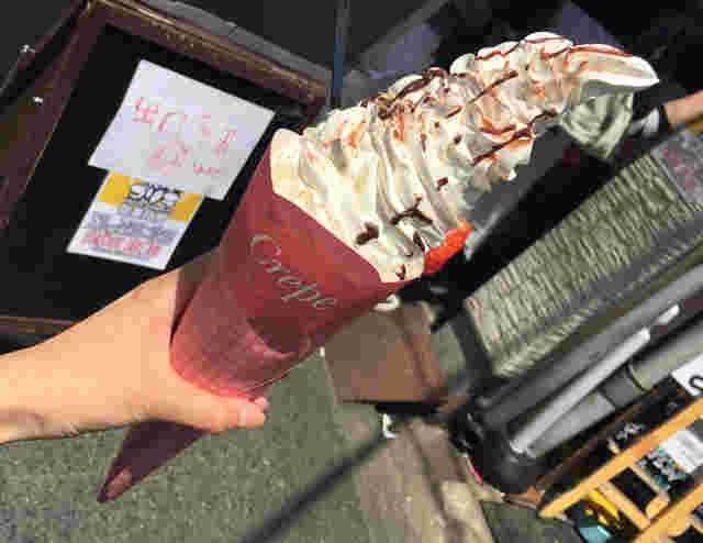 倒れそうなほど生クリームを盛られたクレープ