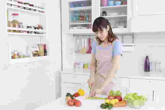 野菜を切っている女性
