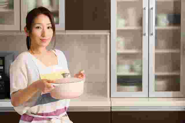 鍋を持つ女性