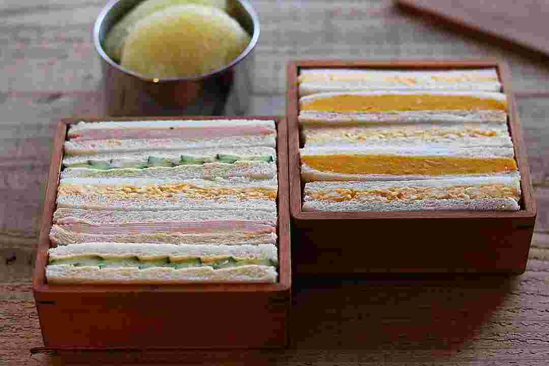 お弁当にぴっしり詰めたサンドイッチ
