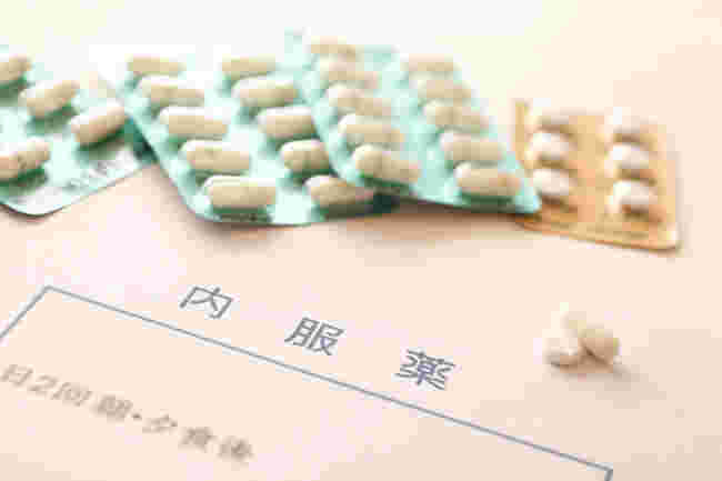 内服薬と書かれた袋と薬の数々