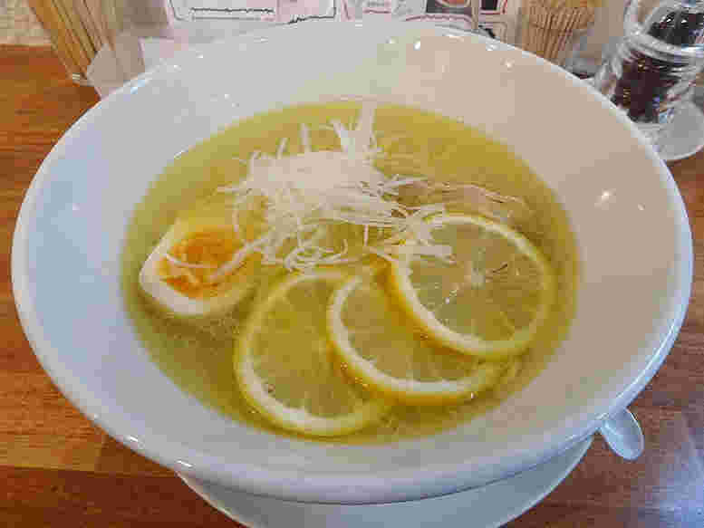 檸檬とオリーブオイルが良く合う鶏塩ラーメンHippoの檸檬ラーメン