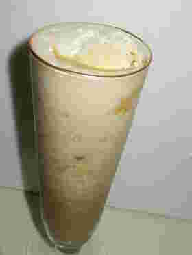 グラスいっぱいに注がれたカルーアコーヒーフロート