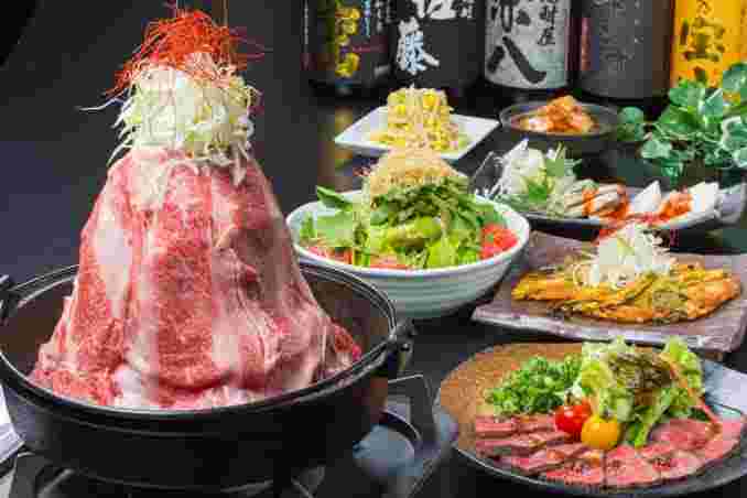 炭火焼肉・にくなべ屋 びいどろ 西宮北口店の並べられた料理