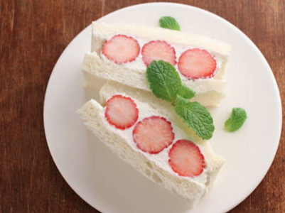 丸いいちごの断面のマスカルポーネクリームのサンドイッチ