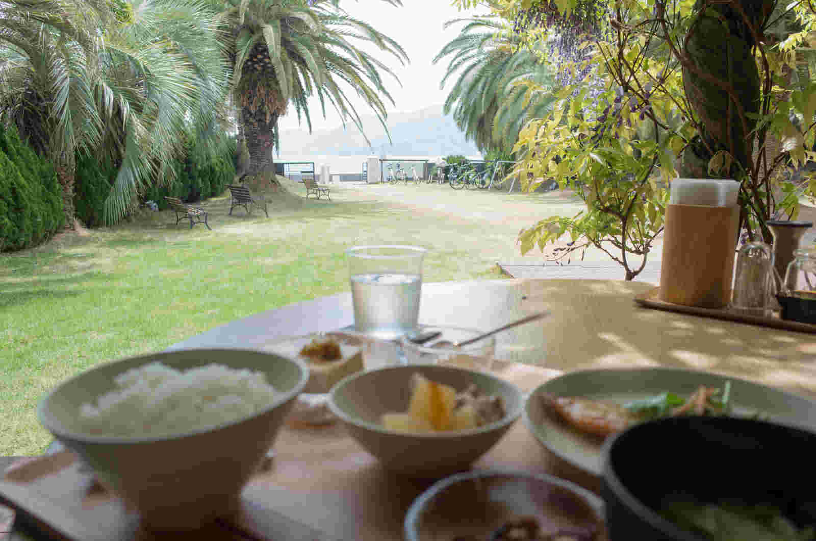 店から見える庭と海