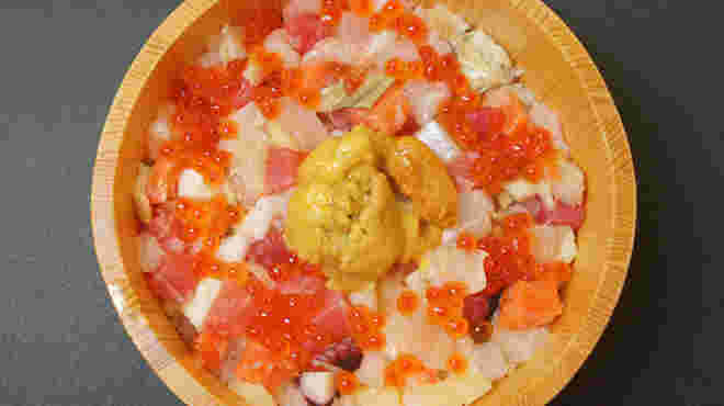いくらとウニがたぷりのった料理