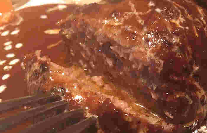 肉汁あふれるハンバーグ