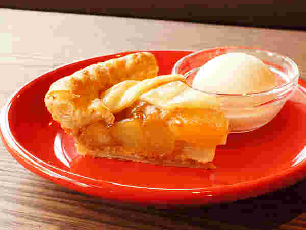 青森産りんごのアップルパイwithアイスクリーム
