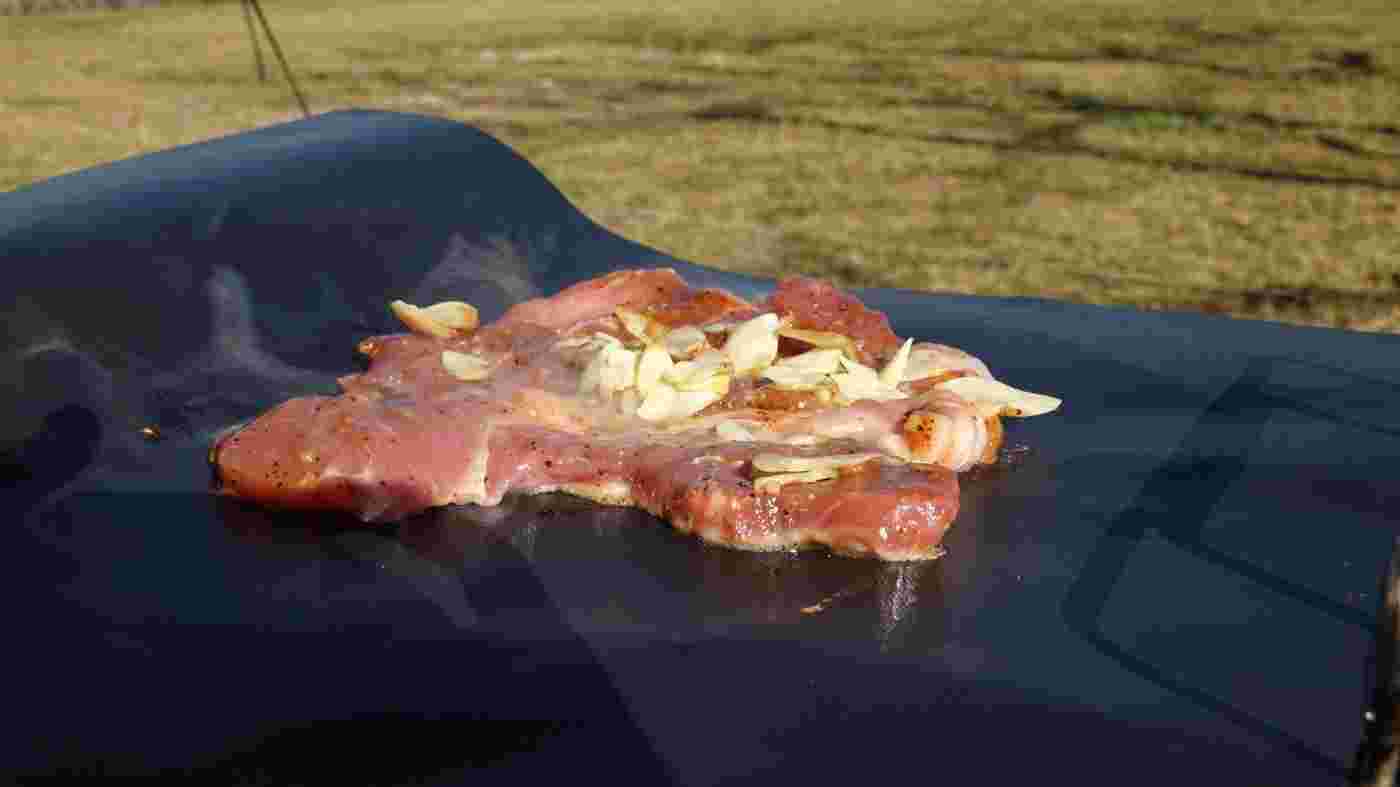 グリルマットでお肉を焼いている