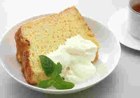 シフォンケーキに生クリームとミントを添えたもの