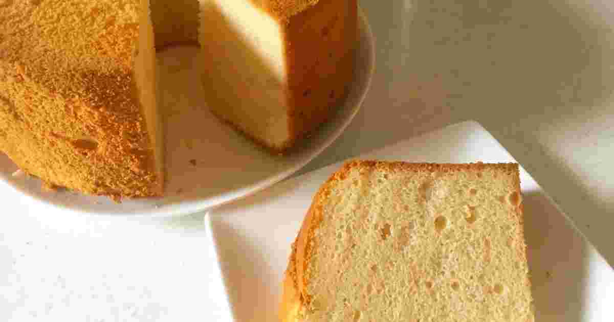 カットしたふわふわのシフォンケーキ