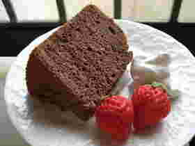 ココア味のシフォンケーキとイチゴ