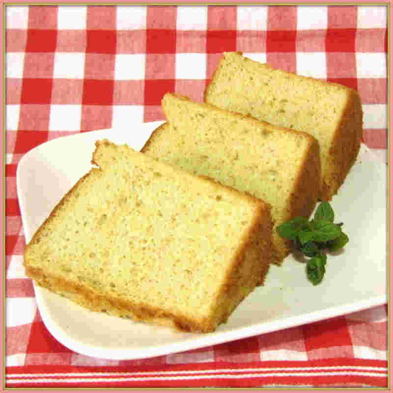 シフォンケーキにミントを添えたもの