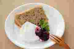 紅茶のシフォンケーキにクリームを添えたもの