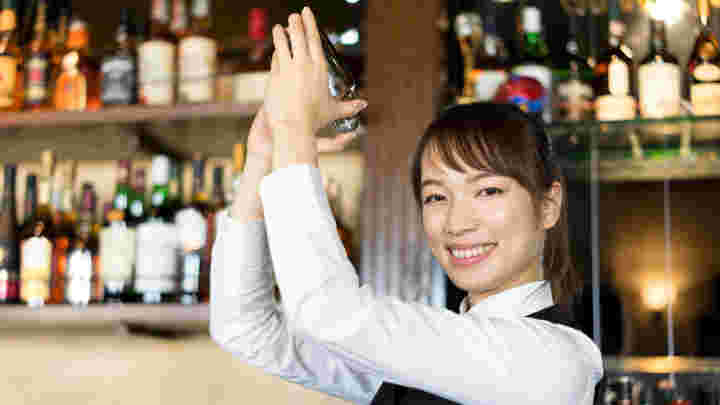 シェイカーを振る女バーテンダー