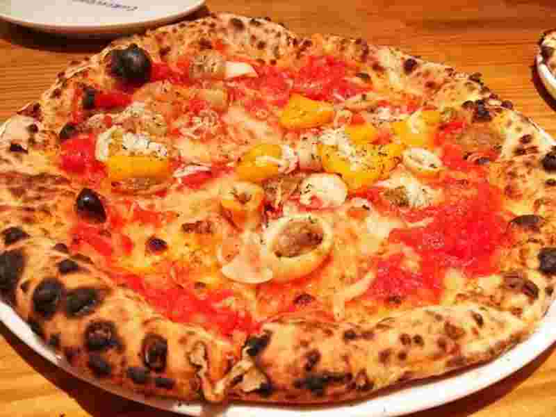 魚介とパプリカのPIZZAの画像。もちもち感がたまりません！