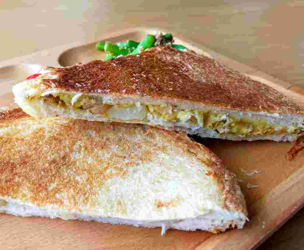 カレーポテトサラダとウインナーのホットサンド