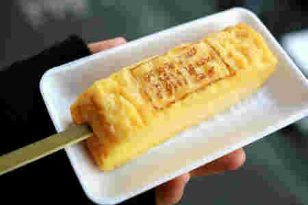 山長の串に刺さった玉子焼き