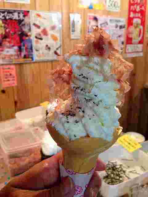 鰹節と黒ごまがトッピングされたソフトクリーム