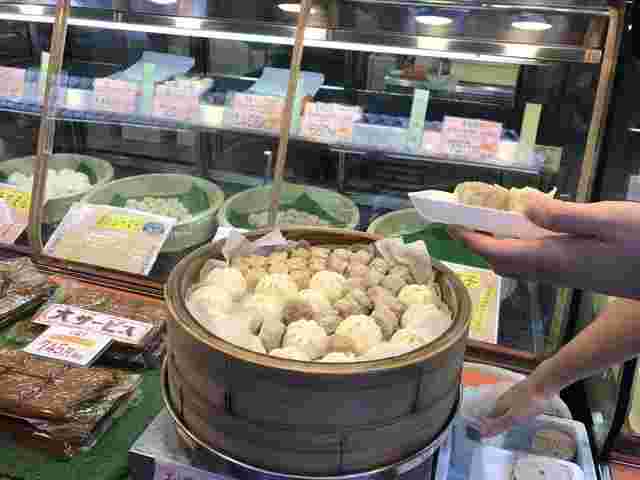 菅商店のシューマイと肉まんが蒸し器に入っている様子