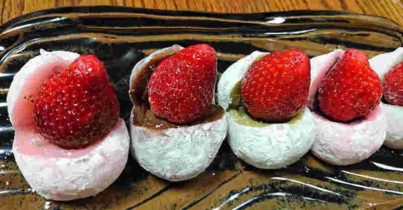 そらつきのチョコやいちごの大福が並んでいる様子