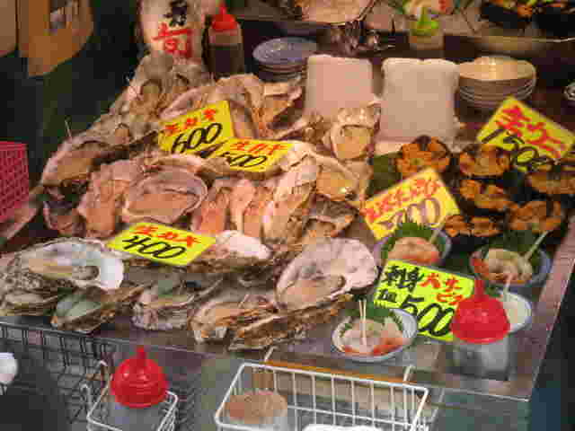 店頭の新鮮な牡蠣やウニ