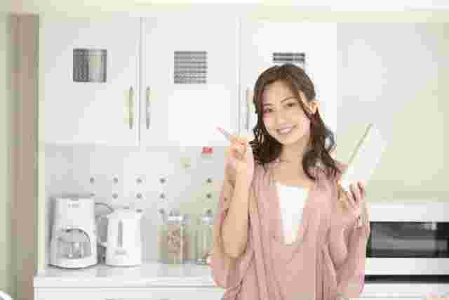 キッチンにいる女性