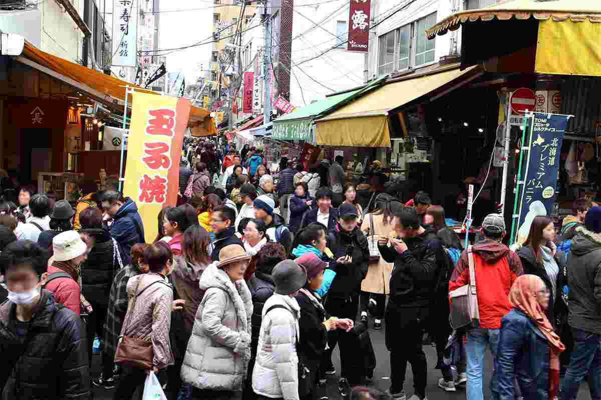 多くの人混みができている場内市場の様子