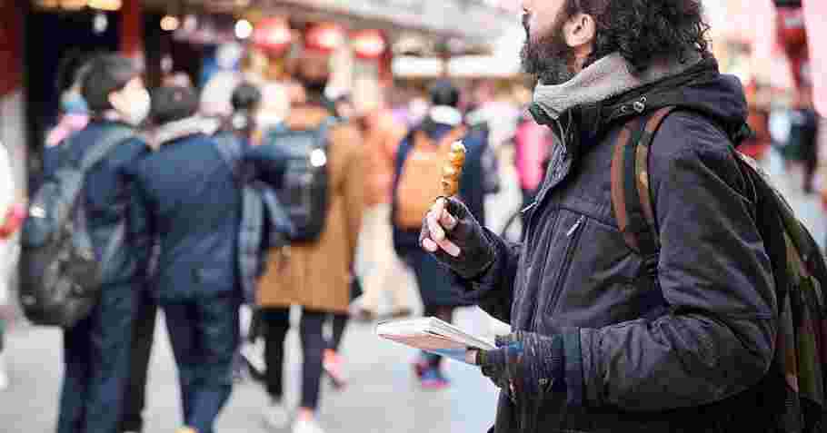 歩き食べをしている外国人の男性