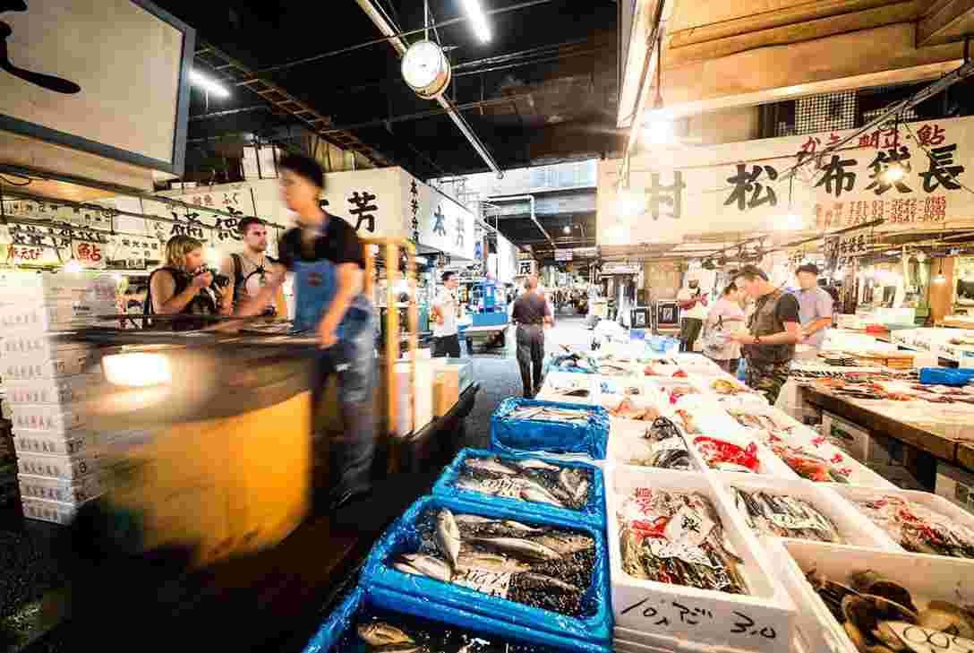 早朝の築地場外市場の様子