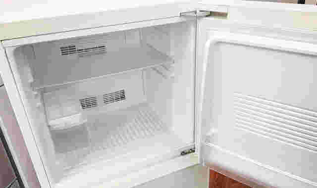 扉の開いた冷蔵庫