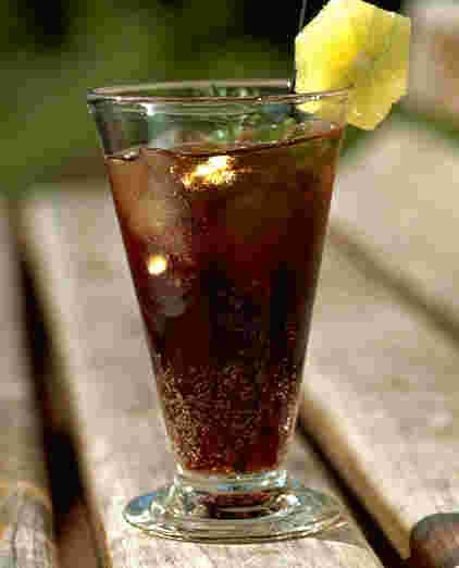 グラスにレモンが飾られたコーラカルーア
