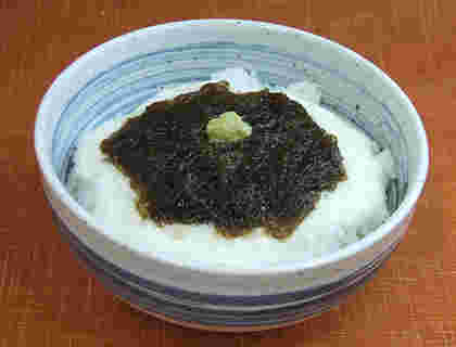 とっても簡単で手早く用意できる「味付けもずくのワサビのせご飯」