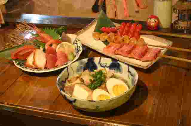 ベーコン串、銀杏串、ウィンナー串、おでんや刺身の美味しそうな画像